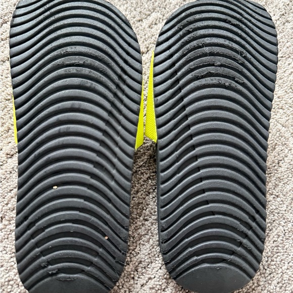 Nike Kawa Slides Volt/Black - Picture 4 of 4